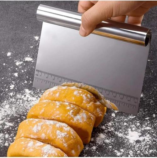 Paslanmaz Çelik Hamur Kesici ve Kazıyıcı – Ölçü Çizgili Pasta ve Kek Kesme Aparatı