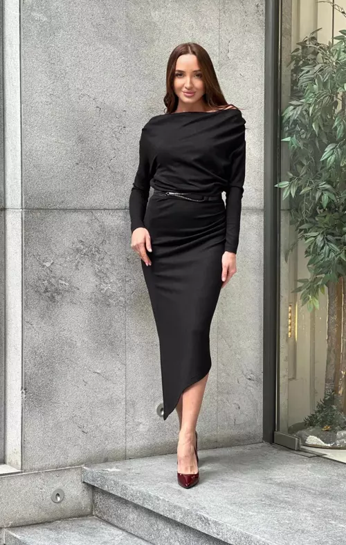Bu göz Alıcı Siyah Elbise, Modern Ve Zarif Tasarımı İle Fark Yaratıyor.