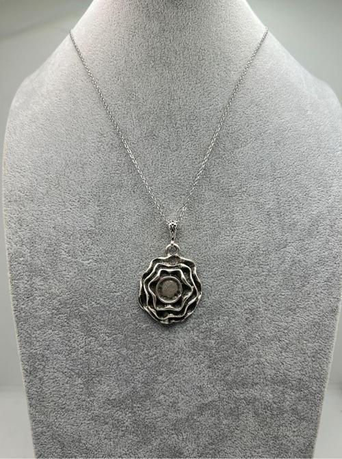 Döküm Kabartmalı Gül Kolye