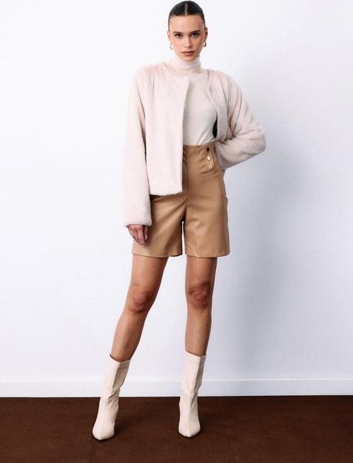 Düğme Aksesuarlı Deri Şort - Bej