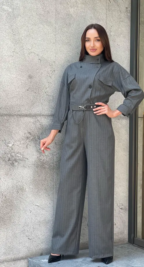 Simli çizgiler ve asimetrik yaka bir arada! Truvakar kollu, kemerli tulumla fark yarat.