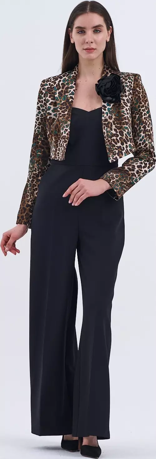 Leopar Desenli Ceket Ve Siyah Tulum Kombinasyonu