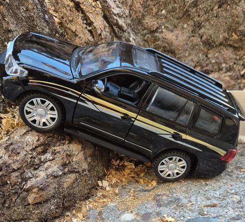 Oyuncak Araba Toyota Jip Land Cruiser V8 Model Araç Sesli &Işıklı Jeep 15 Cm Çek Bırak Siyah