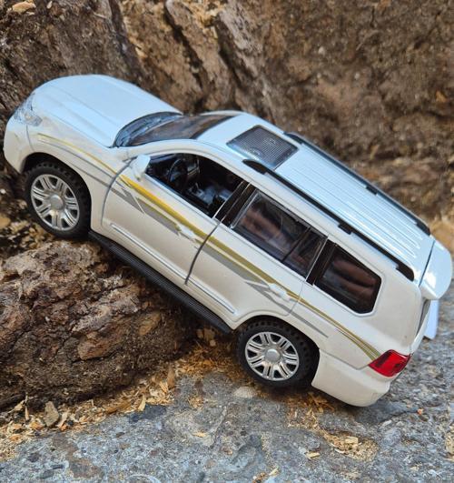 Oyuncak Araba Toyota Jip Land Cruiser V8 Model Araç Sesli &Işıklı Jeep Land Cruiser 15 Cm Çek Bırak