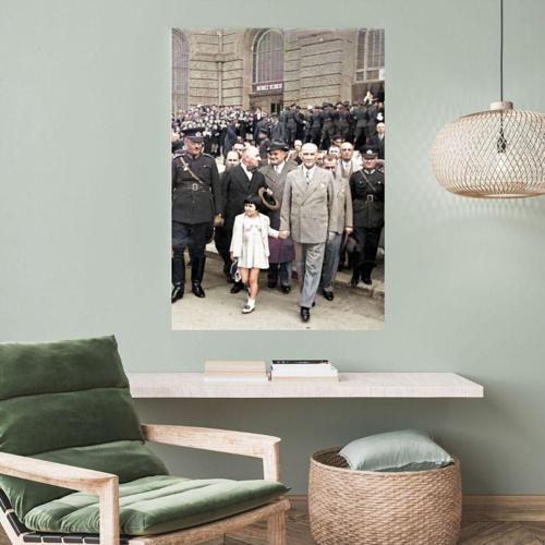 Mustafa Kemal Atatürk Ve Manevi Kızı Merkez Veznesi Önünde Kendinden Yapışkanlı Duvar Sticker 50 x 70