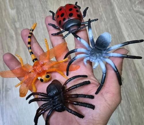 Böcek Çekirge Arı Yarasa Örümcek Uğur Böceği Peygamberdevesi Tarantula Oyuncak Büyük Hayvan 8 Set
