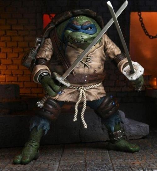 Universal Monsters x TMNT: Ultimate Leonardo as The Hunchback Aksiyon Figürü