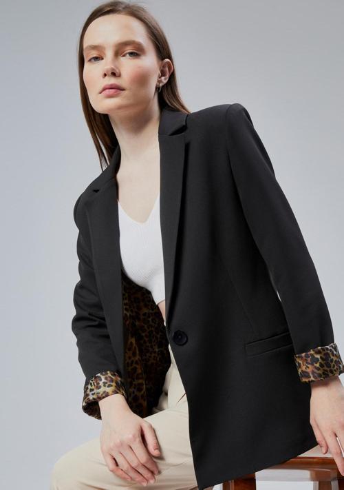 Kadın Kruvaze Yaka Kolu Katlama Detaylı Regular Vatkalı Blazer Ceket