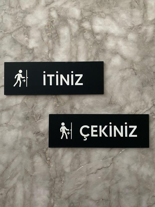 Siyah Mat Minimal Seri İtiniz-Çekiniz Kapı Uyarı Levhası