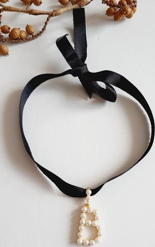 B HARF TARZ İNCİLİ KURDELA CHOKER KOLYE
