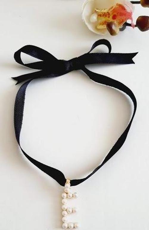 E HARF TARZ İNCİLİ KURDELA CHOKER KOLYE