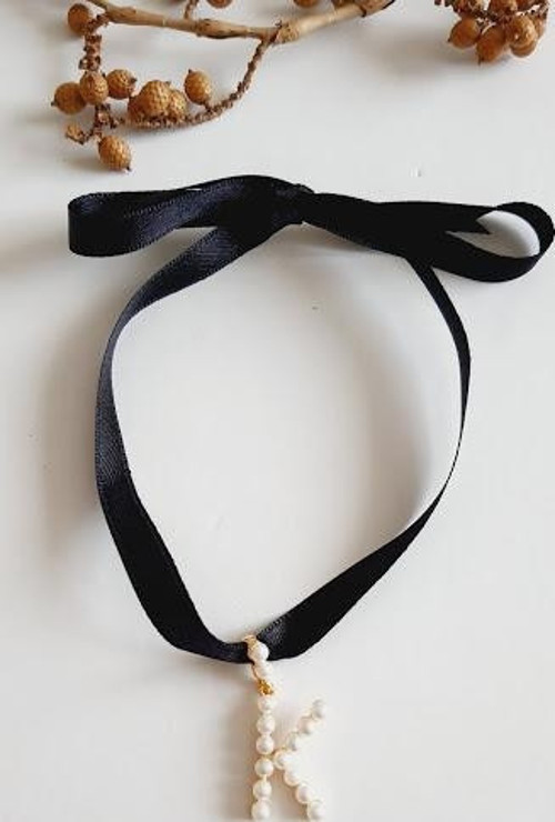 K HARF TARZ İNCİLİ KURDELA CHOKER KOLYE