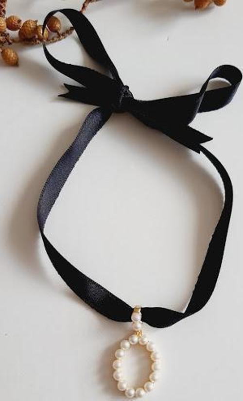 O-Ö HARF TARZ İNCİLİ KURDELA CHOKER KOLYE