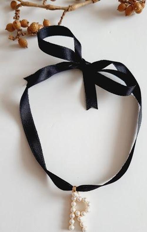 R HARF TARZ İNCİLİ KURDELA CHOKER KOLYE