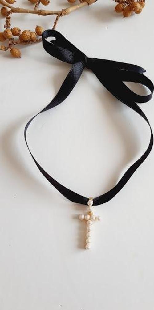 T HARF TARZ İNCİLİ KURDELA CHOKER KOLYE