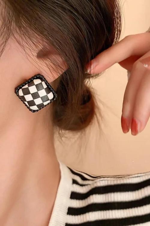 DAMALI DERİ TASARIM KÜPE 2 CM.