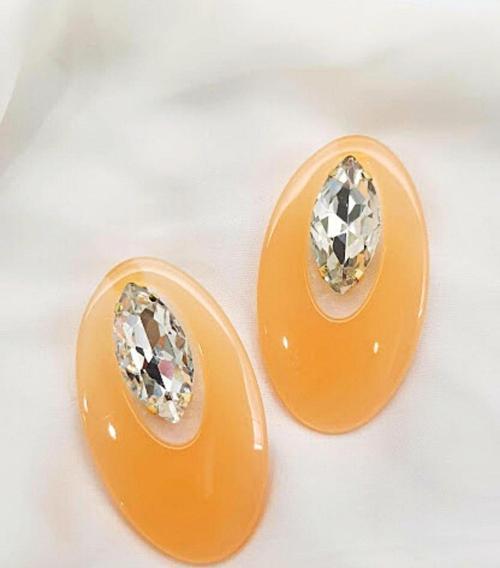 MODERN AKRİLİK TAŞLI OVAL KÜPE 
