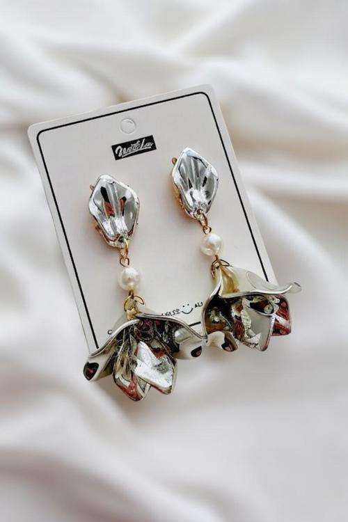 METALİZE PARLAK YAPRAKLI KÜPE 6 CM.