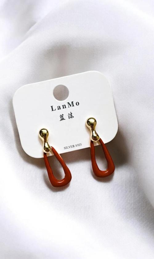 MİNELİ SALLANTILI DAMLA KÜPE 2 Cm.