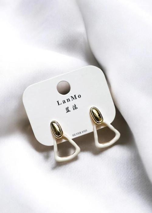 MİNELİ SALLANTILI ÜÇGEN KÜPE 2 Cm.