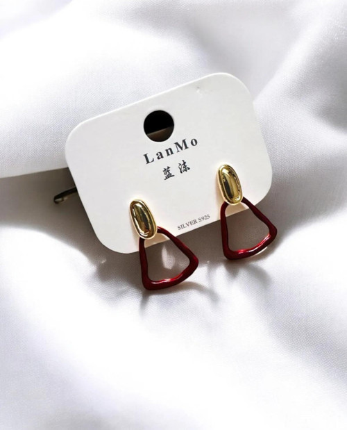 MİNELİ SALLANTILI ÜÇGEN KÜPE 2 Cm.