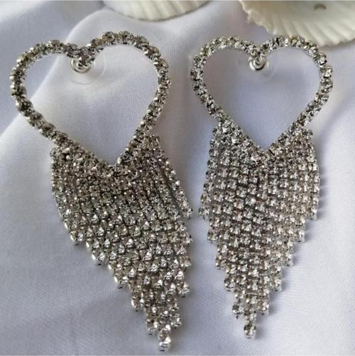 TAŞLI PÜSKÜLLÜ UZUN KALP KÜPE