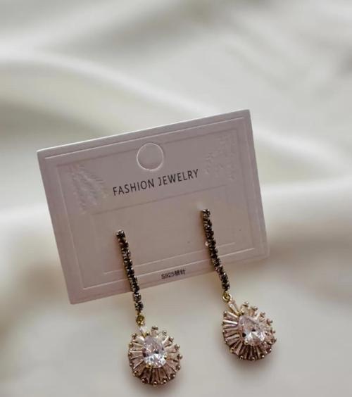 ZARİF BAGET ZİRKONYA TAŞLI DAMLA SALKIM KÜPE 4 CM.