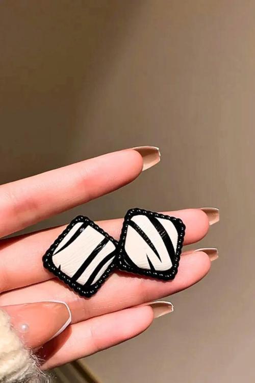 Zebra Desenli  Deri Tasarım Küpe