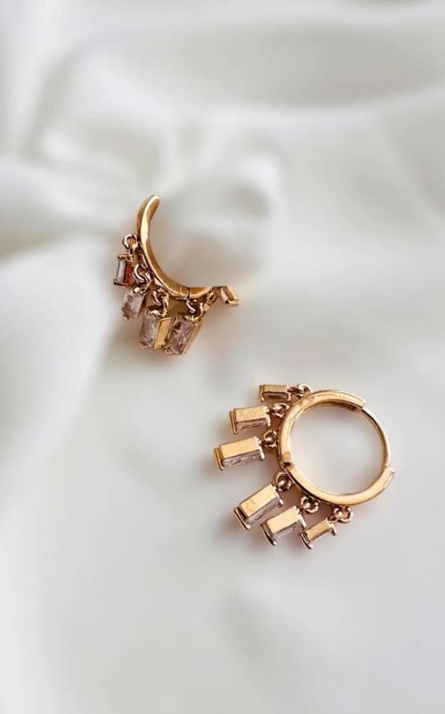 ZİRKON DİKDÖRTGEN TAŞLI SALLANTILI SHAKİRA KÜPE