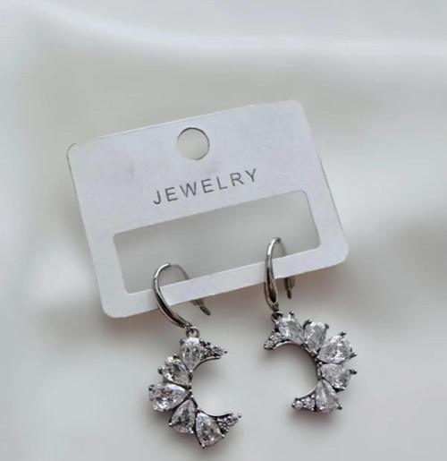 ZİRKON TAŞLI HİLAL KÜPE 3 CM.