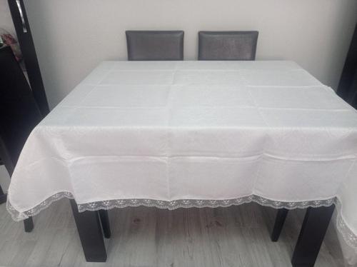 Fransız Dantelli Dertsiz Masa Örtüsü