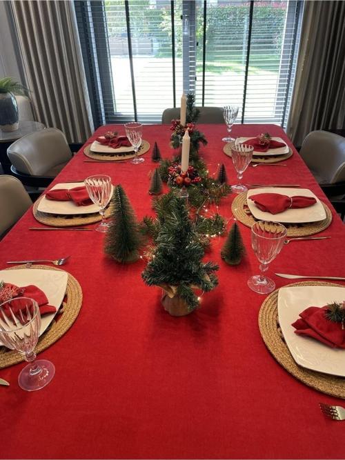 Kadife Dokulu Dertsiz Kırmızı Masa Örtüsü Yılbaşı Masası