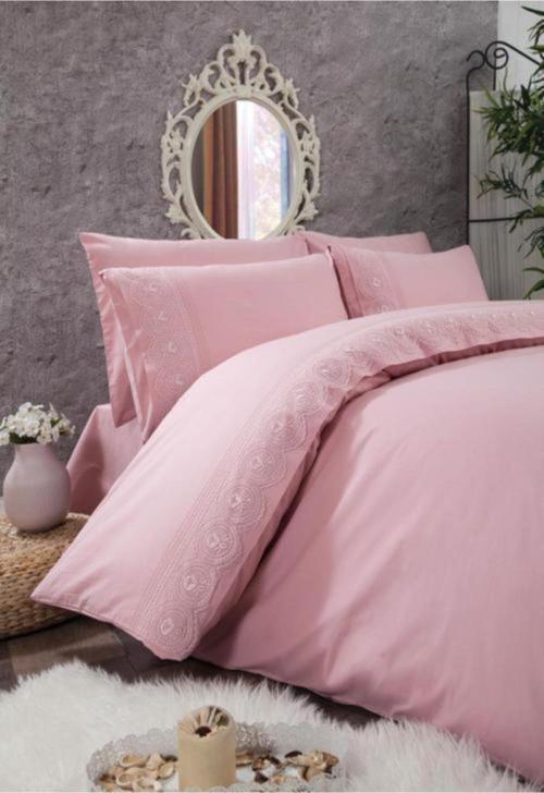 Pembe Güpürlü Nevresim Takımı