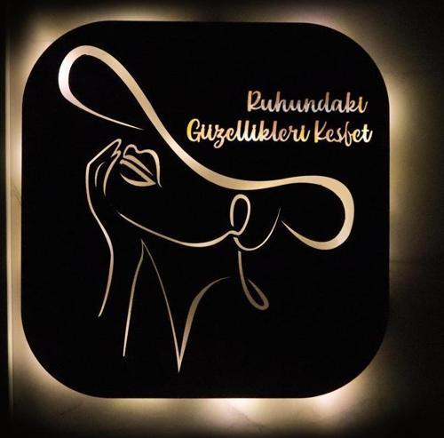 Işıklı Kişiselleştirilebilir Kadın Temalı Tablo Mila Dekoratif Gece Lambası 40 cm