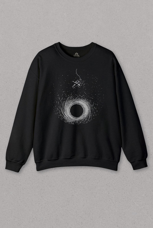 Unisex Sweatshirt Kara Delik Üstünde SAlinan Astronot Uzay Karadelik Baskılı Sweat