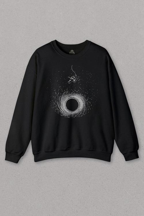 Unisex Sweatshirt Kara Delik Üstünde SAlinan Astronot Uzay Karadelik Baskılı Sweat