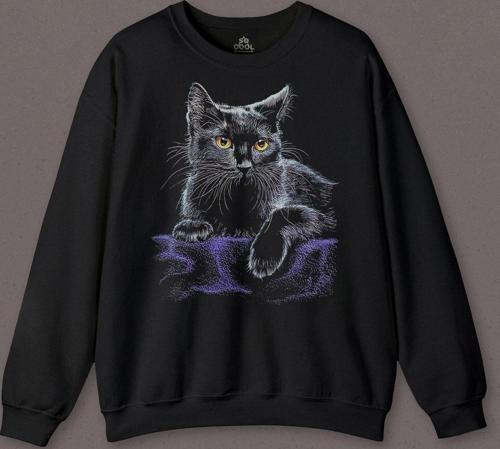 Mor Battaniye Üstünde Uzanan Sevimli Kedi Black Cat Baskılı Sweatshirt