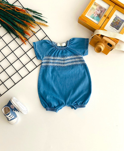 Neşeli Bebekler Kot Kumaş Gipe Detaylı Kısa Kollu Alttan Çıtçıtlı Tulum
