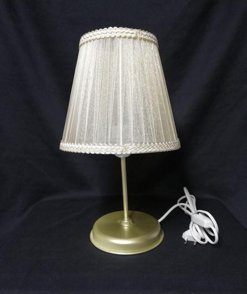 Krem Başlıklı Metal Gold Ayaklı Abajur 23 Çap Kablo Uzunluğu 2 M.