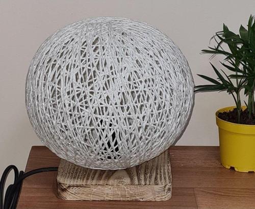 Beyaz Jüt El Yapımı Ip Örme Küre Abajur, Ahşap Altlık, E 14 Duy
