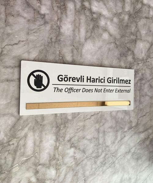  Bronz Aynalı Parlak Beyaz Seri Görevli Harici Girilmez Uyarı Levhası