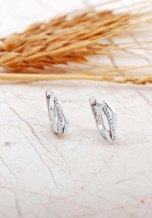 Asimetrik Tasarım Rodyumlu Gümüş J Küpe 7324