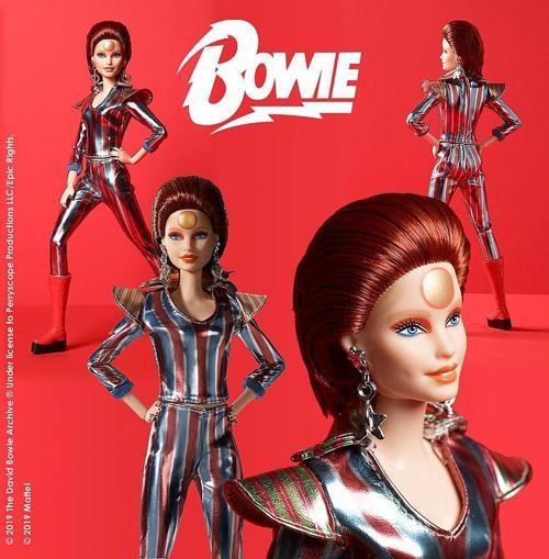 FXD84 David Bowie Altın Etiket Koleksiyonu Bebek, Kırmızı Saç, Ziggy Stardust Uzay Kıyafeti ve Platform Botları