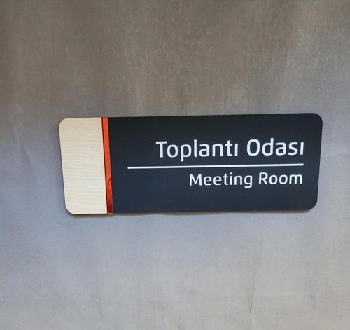 Kırmızı Meşe Serisi Toplantı Odası Yönlendirme Tabelası