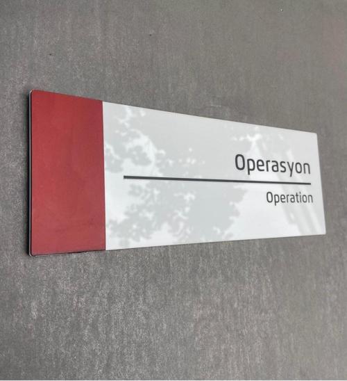 Pearl Red Serisi Kapı İsimliği Operasyon
