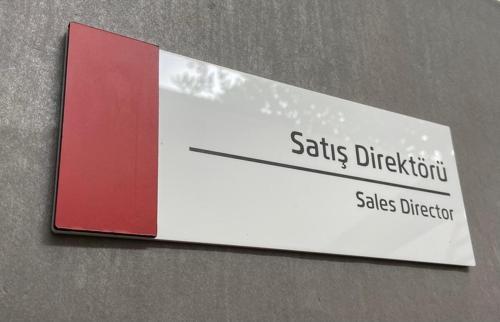 Pearl Red Serisi Kapı İsimliği Satış Direktörü