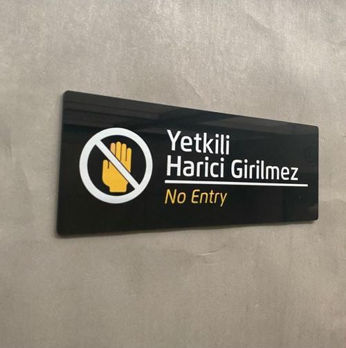 Siyah Yetkili Harici Girilmez Uyarı Levhası