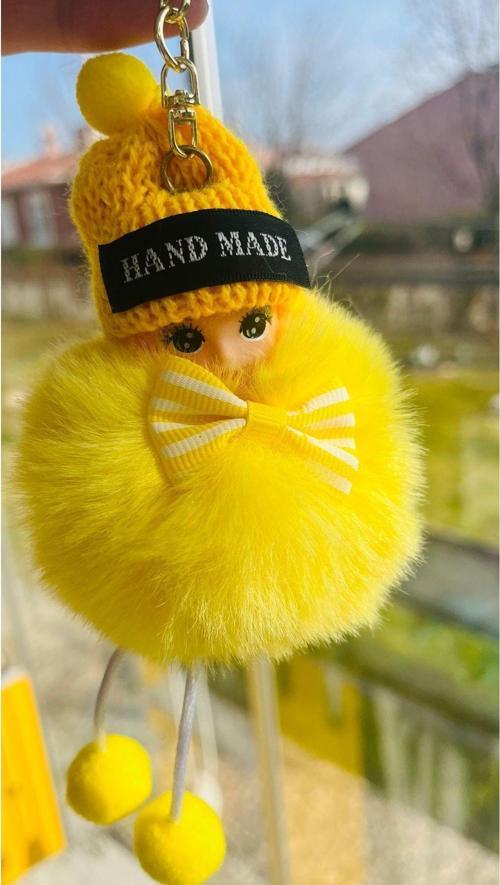 Peluş Örgü Şapkalı Anahtarlık, Papyonlu, Ponpon Ayaklı, Tüylü Kız Figürü Sarı Anahtarlık