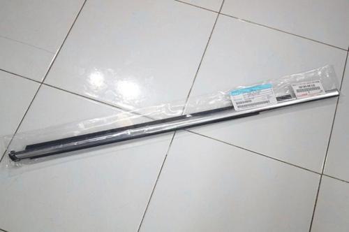 Cam Sıyırıcı Hılux 15-21 Arka Krom Sağ (Oem No: 68180-0K120)