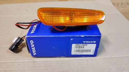 Volvo S-40/V-40 1998-2000 Çamurluk Sinyali Sağ  (Oem No:30613666)